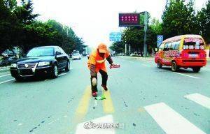 你扔一個(gè)煙頭，他們可能被罰款甚至付出生命[話筒]