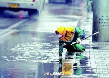 你扔一個(gè)煙頭，他們可能被罰款甚至付出生命[話筒]