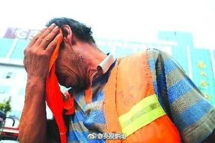 你扔一個(gè)煙頭，他們可能被罰款甚至付出生命[話筒]