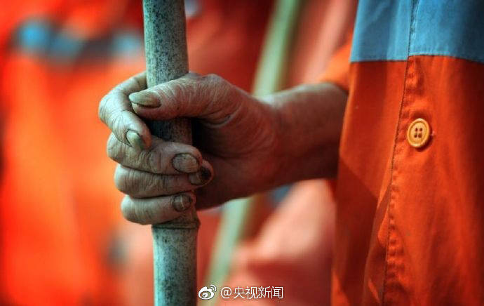 你扔一個(gè)煙頭，他們可能被罰款甚至付出生命[話筒]