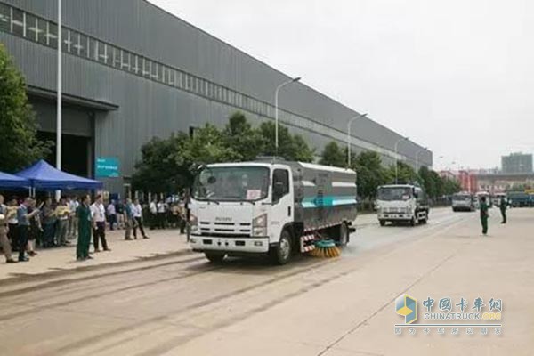 合加具備自動(dòng)駕駛功能的純電動(dòng)洗掃車