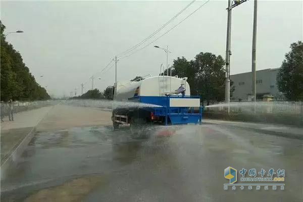 正在工作的灑水車