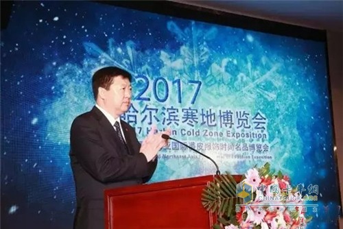 宇通重工純電動(dòng)自裝卸式垃圾車