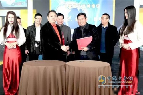 宇通重工純電動(dòng)自裝卸式垃圾車