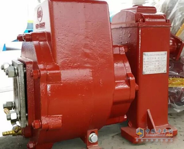 重汽濟(jì)南版灑水車水泵實(shí)拍