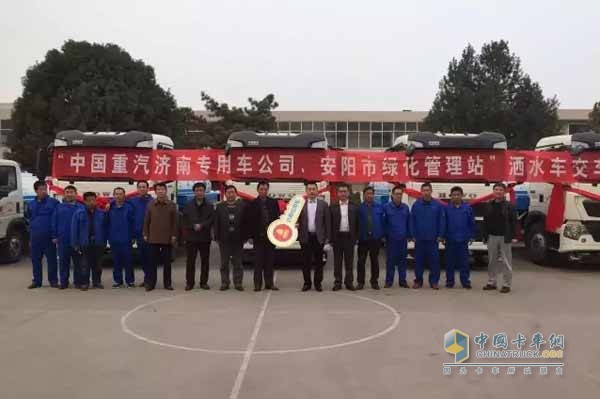 曼技術(shù)灑水車交車儀式現(xiàn)場