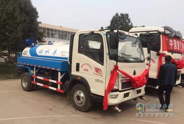 曼技術(shù)灑水車新車亮相